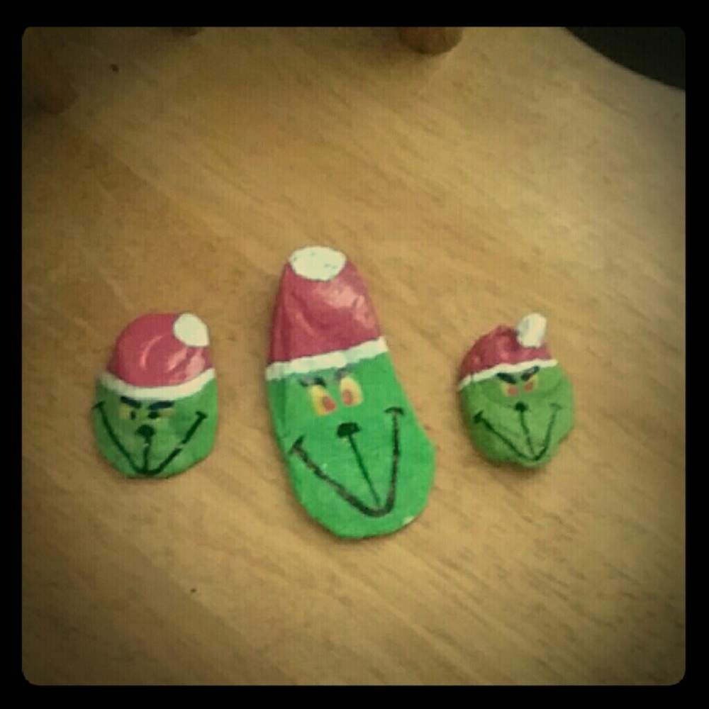 Handpainted Grinch Oyster Shells